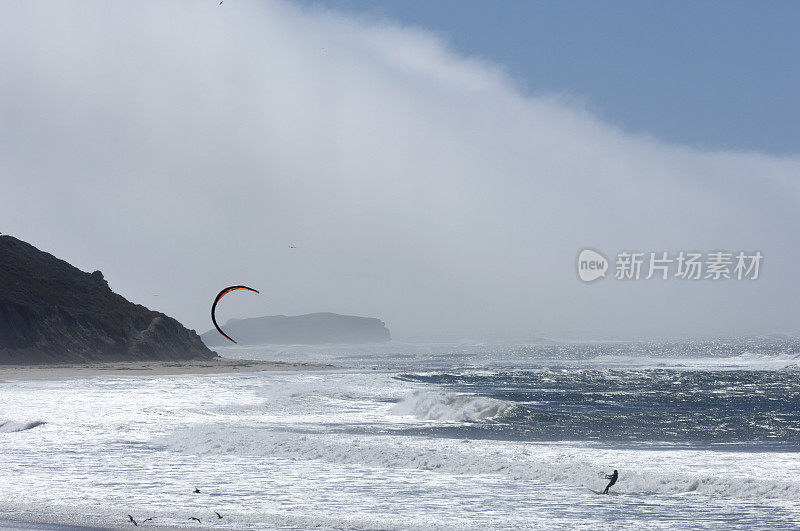 加利福尼亚海岸附近的Para Surfing